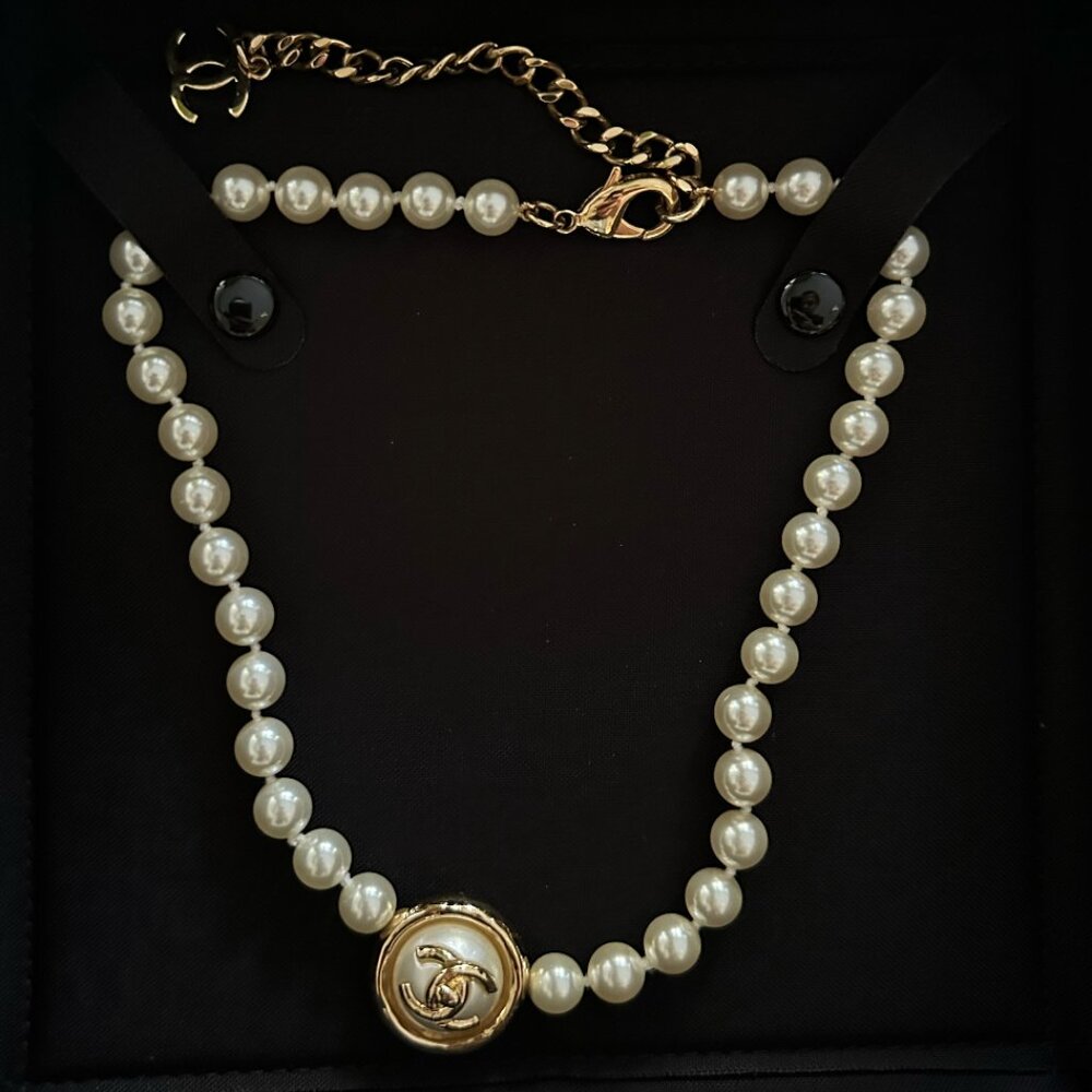 Chanel Necklace with Pearls and Logo
